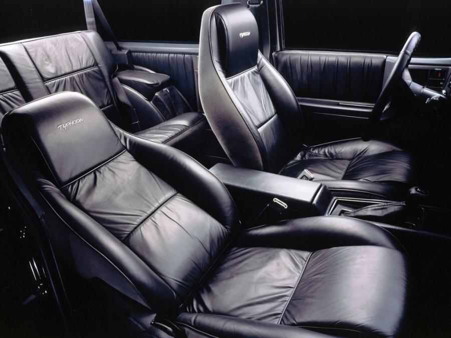 Интерьер GMC Typhoon Sport Utility 1992 года  (фото 9 из 13)